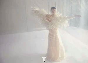 今日头条周冬雨封面图,青春活力，演绎时尚魅力