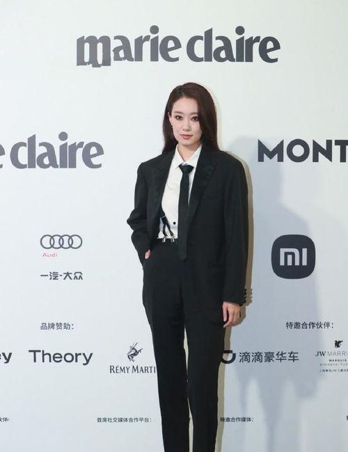 女明星黑西装搭配,女明星的时尚演绎